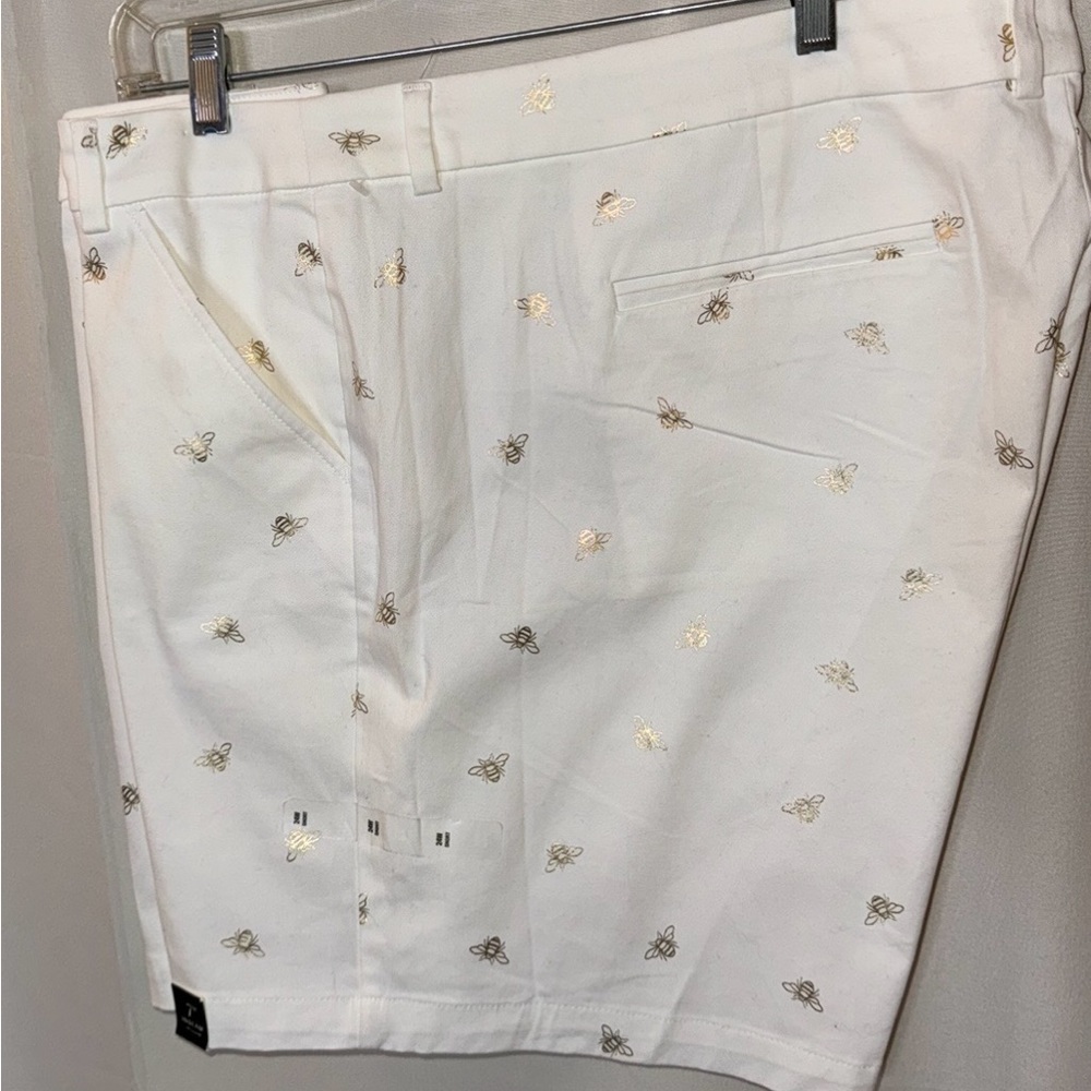 NWOT Shorts - Sz. 24 Plus - Ana- White Twill w/Gold-foil Bubble Bee 🐝 print.